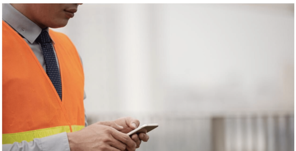 Elemento de seguridad revisando su dispositivo móvil